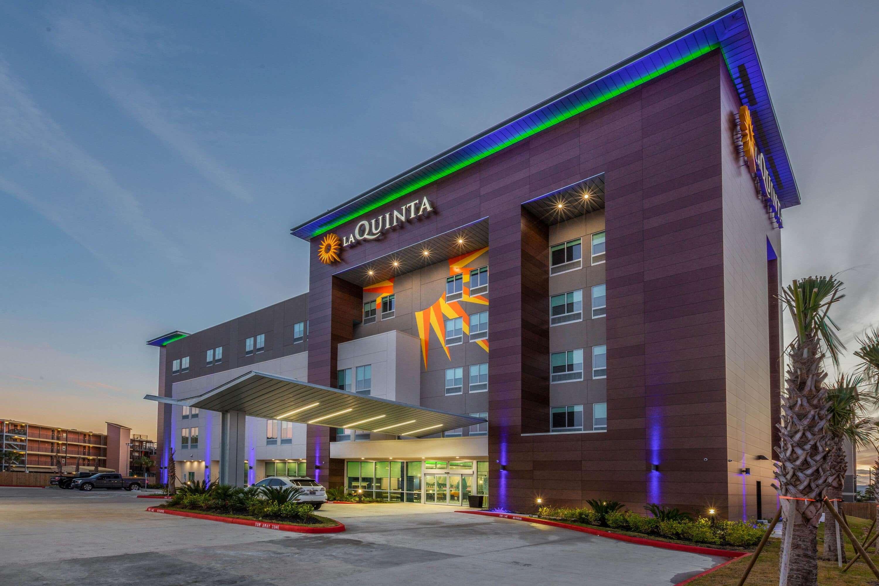 La Quinta Inn & Suites By Wyndham Galveston West Seawall Exterior photo