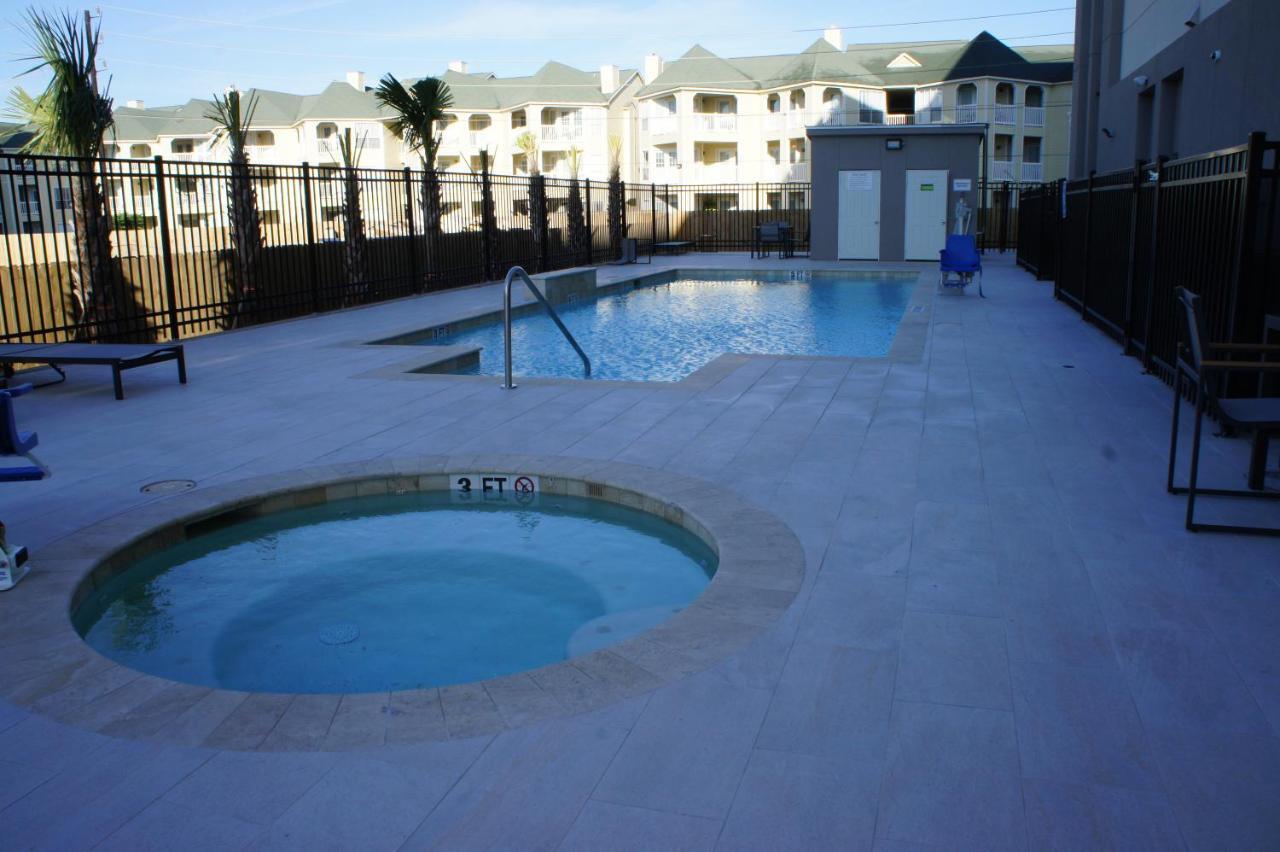 La Quinta Inn & Suites By Wyndham Galveston West Seawall Exterior photo